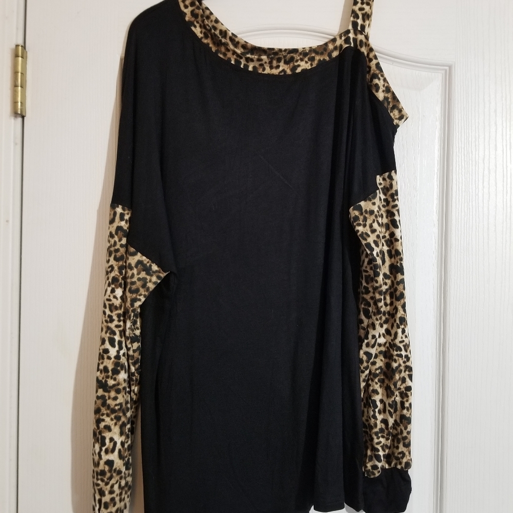 Tees 2 Ur Door Black and Leopard Long Sleeve Top